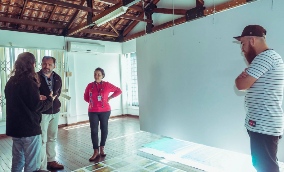 Montagem da exposição Iluminuras de Marafigo em Telêmaco Borba