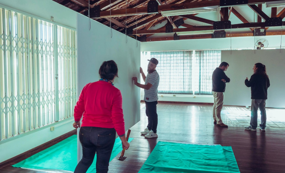 Montagem da exposição Iluminuras de Marafigo em Telêmaco Borba