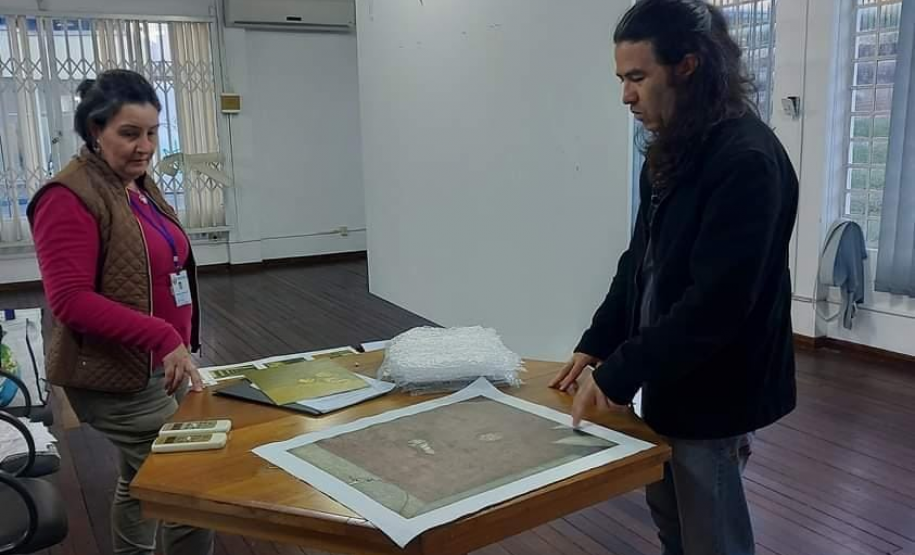 Montagem da exposição Iluminuras de Marafigo em Telêmaco Borba