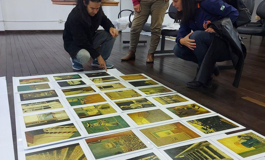 Montagem da exposição Iluminuras de Marafigo em Telêmaco Borba