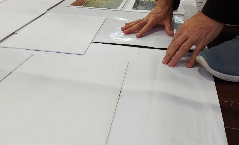 Montagem da exposição Iluminuras de Marafigo em Telêmaco Borba