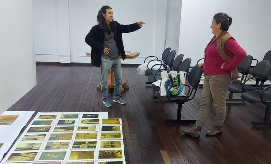 Montagem da exposição Iluminuras de Marafigo em Telêmaco Borba
