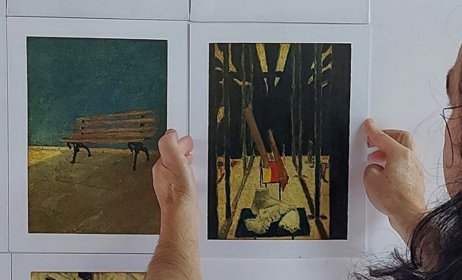 Montagem da exposição Iluminuras de Marafigo em Telêmaco Borba