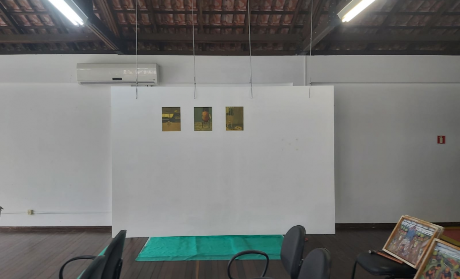 Montagem da exposição Iluminuras de Marafigo em Telêmaco Borba