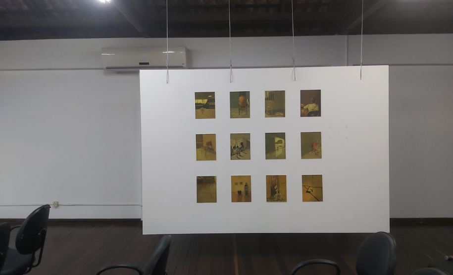 Montagem da exposição Iluminuras de Marafigo em Telêmaco Borba