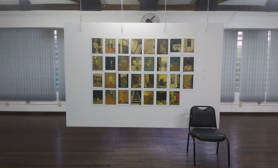 Montagem da exposição Iluminuras de Marafigo em Telêmaco Borba