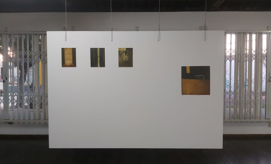 Montagem da exposição Iluminuras de Marafigo em Telêmaco Borba