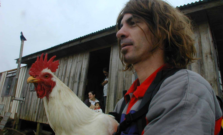 Marcio Ramalho e seu galo adotado em Faxinal