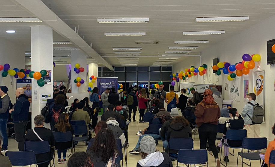 Mutirão LGBTI+ encaminha mais de 200 pessoas para vagas de emprego em Curitiba