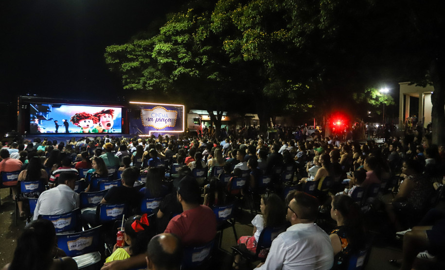 Público no cinema na praça