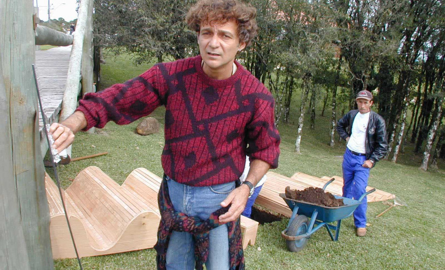 Ismael Portela com suas ondas de marcenaria