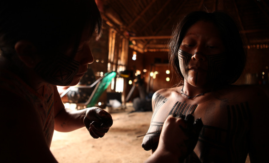 Oficina de pintura corporal “Jenipapo, pintura corporal e grafismos Mebêngôkre-Kayapó”.