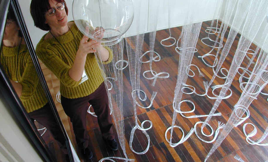 Mainês Olivetti e a beleza de sua apropriação do espaço e de objetos do cotidiano