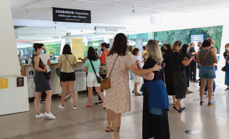 Público visitando a exposição “OSGEMEOS: Segredos” no Museu Oscar Niemeyer