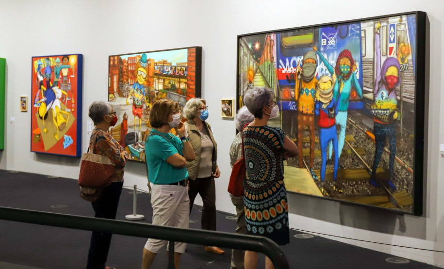 Público visitando a exposição OSGEMEOS: Segredos no Museu Oscar Niemeyer