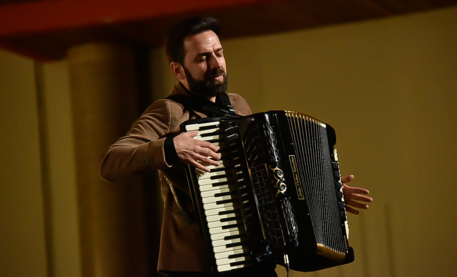 João Pedro Teixeira toca acordeão