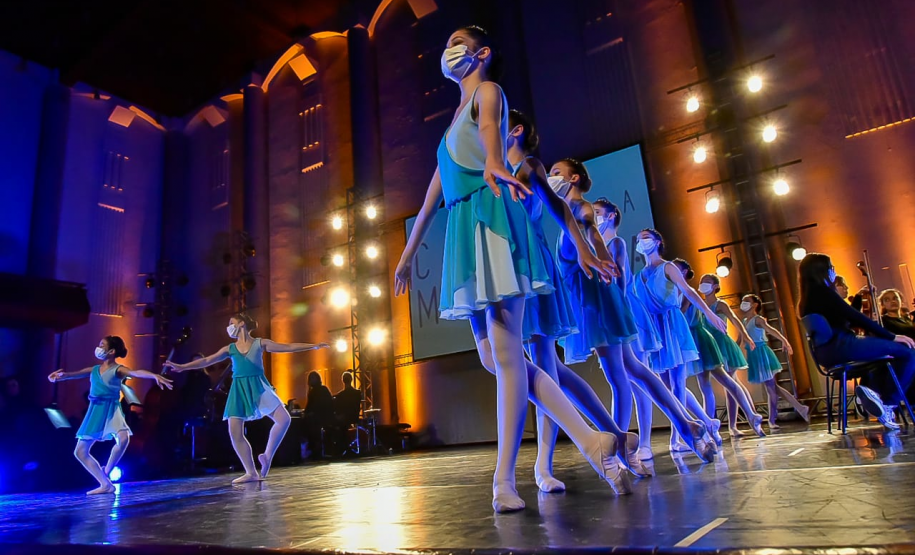 Jovens bailarinas se apresentam