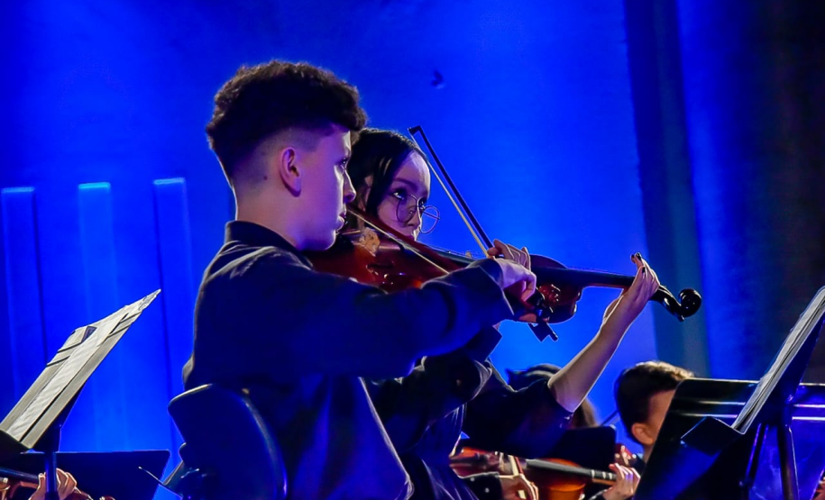 Crianças tocam violino no Canal da Música