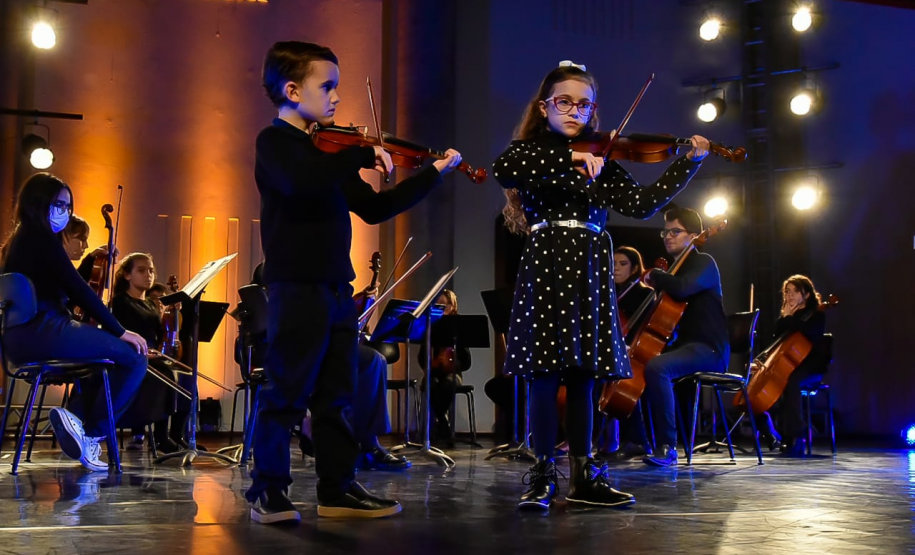 Crianças tocam violino no Canal da Música