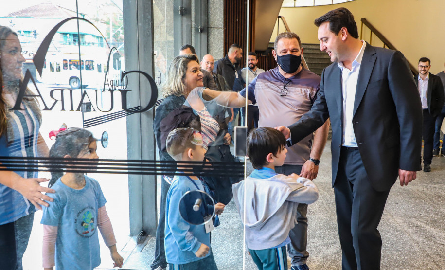 O Programa Criança no Teatro foi lançado nessa quarta-feira (22) pelo governador Carlos Massa Ratinho Júnior para uma plateia de cerca de 1,2 mil estudantes de escolas públicas de Curitiba e Região Metropolitana