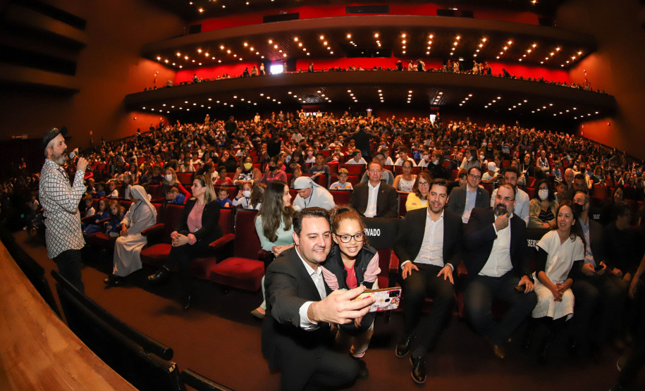O Programa Criança no Teatro foi lançado nessa quarta-feira (22) pelo governador Carlos Massa Ratinho Júnior para uma plateia de cerca de 1,2 mil estudantes de escolas públicas de Curitiba e Região Metropolitana