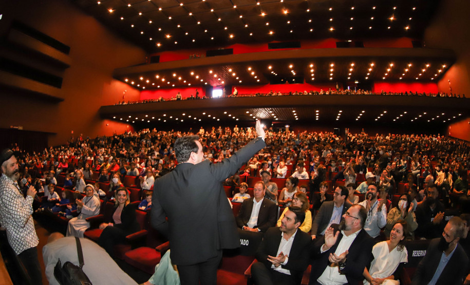 O Programa Criança no Teatro foi lançado nessa quarta-feira (22) pelo governador Carlos Massa Ratinho Júnior para uma plateia de cerca de 1,2 mil estudantes de escolas públicas de Curitiba e Região Metropolitana