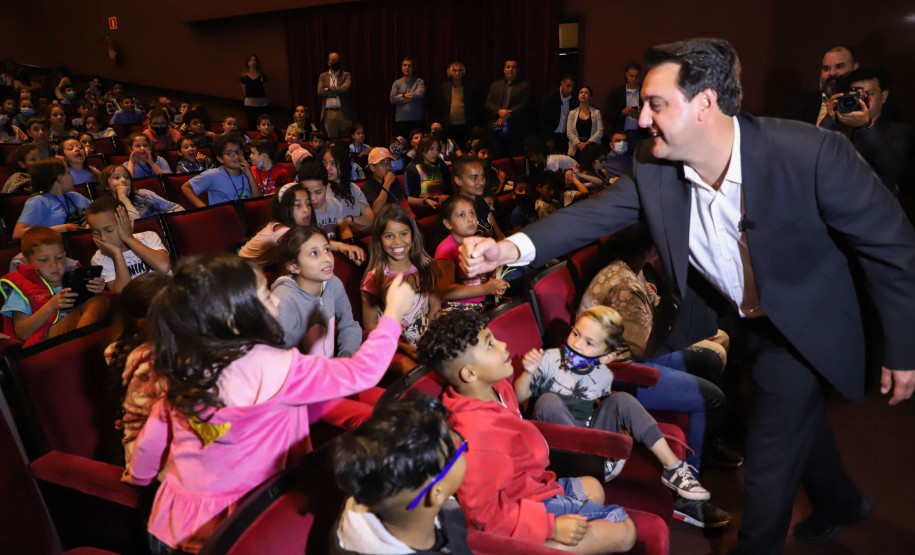 O Programa Criança no Teatro foi lançado nessa quarta-feira (22) pelo governador Carlos Massa Ratinho Júnior para uma plateia de cerca de 1,2 mil estudantes de escolas públicas de Curitiba e Região Metropolitana