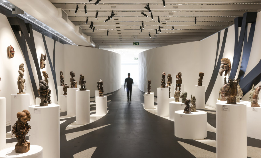 MON promove visita mediada, oficina e videoconferência da exposição de arte africana