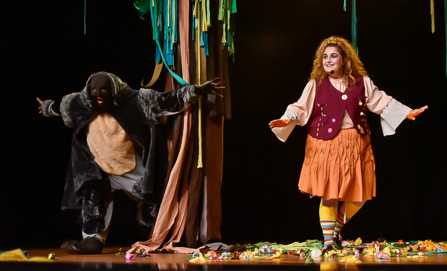 Apresentação do projeto Crianças no Teatro.