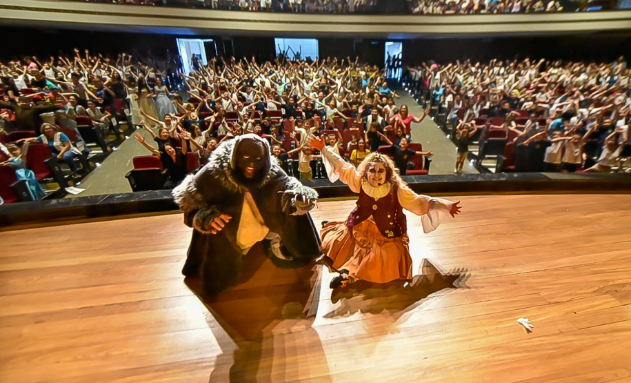 Apresentação do projeto Crianças no Teatro.