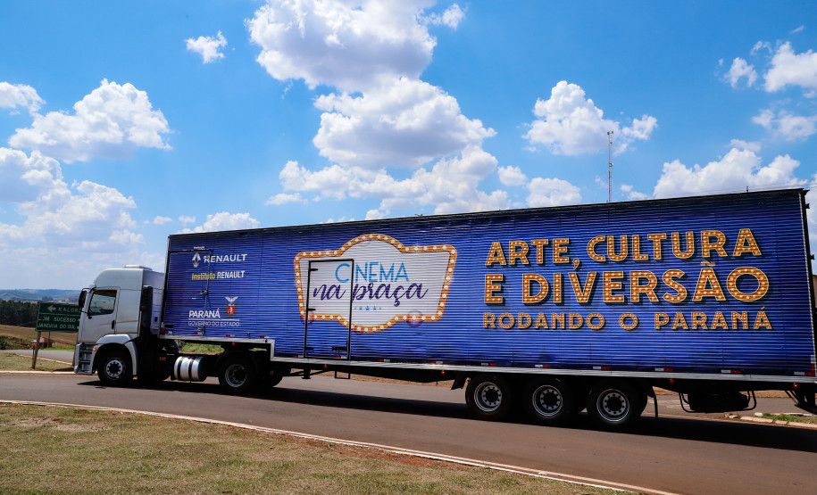Caminhão do projeto Cinema na Praça