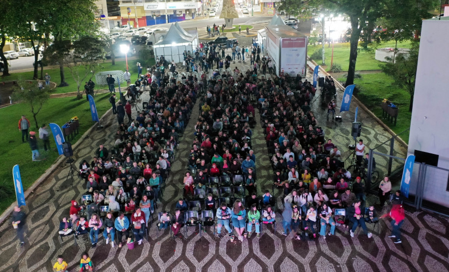 Foto aérea das pessoas assistindo cinema em uma praça