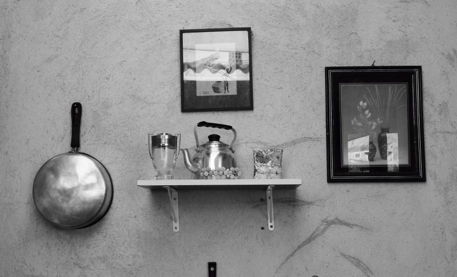 Artista cria instalação com objetos e memórias acumuladas por empregadas domésticas; abertura será neste sábado, no MUPA -