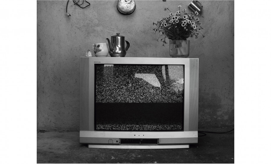 Artista cria instalação com objetos e memórias acumuladas por empregadas domésticas; abertura será neste sábado, no MUPA -