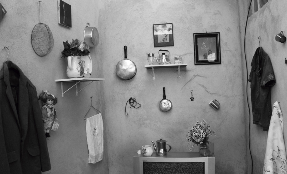 Artista cria instalação com objetos e memórias acumuladas por empregadas domésticas; abertura será neste sábado, no MUPA -