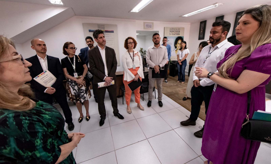 Agência do Trabalhador da Cultura recebe visita de representantes da Agência Francesa de Desenvolvimento