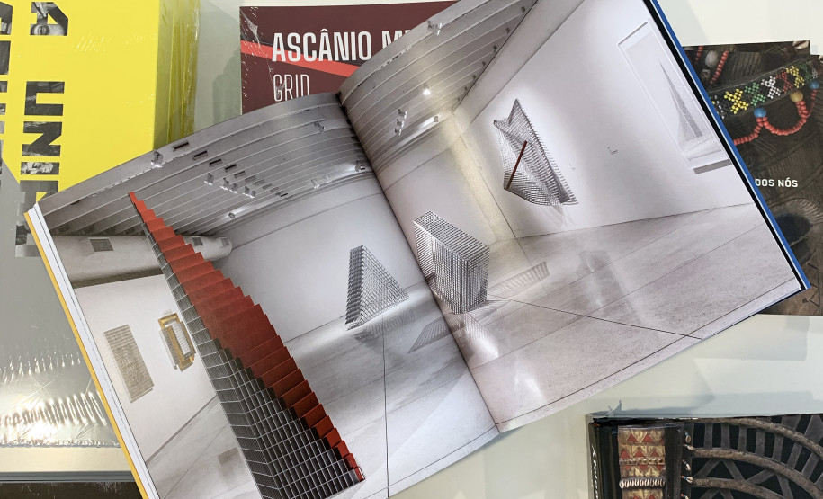 Catálogos de diversas exposições recentes estão disponíveis para venda na MON Loja -