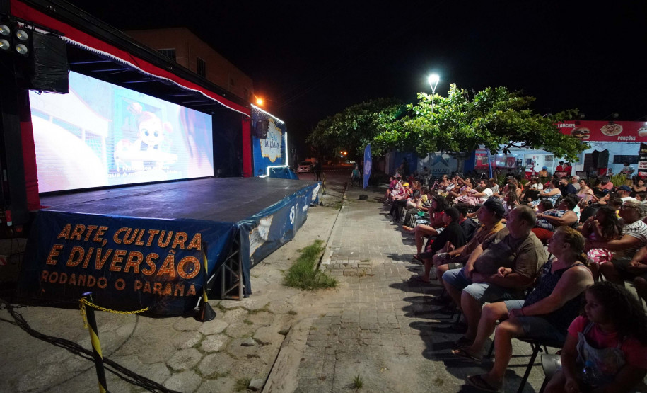 Programa Cinema na Praça apresenta sessões em mais quatro balneários de Pontal do Paraná