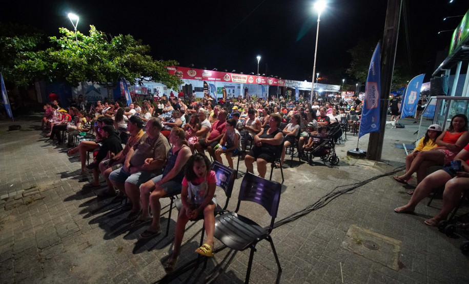Programa Cinema na Praça apresenta sessões em mais quatro balneários de Pontal do Paraná