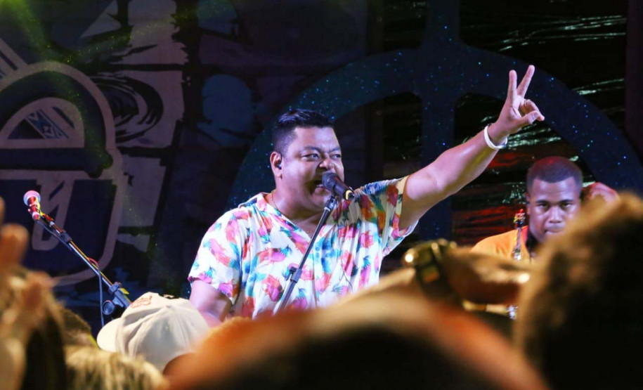 O público vai se despedir dos shows com o axé e o pagode do Grupo Sempre Tem e do Ara Ketu, que se revezam nos palcos.