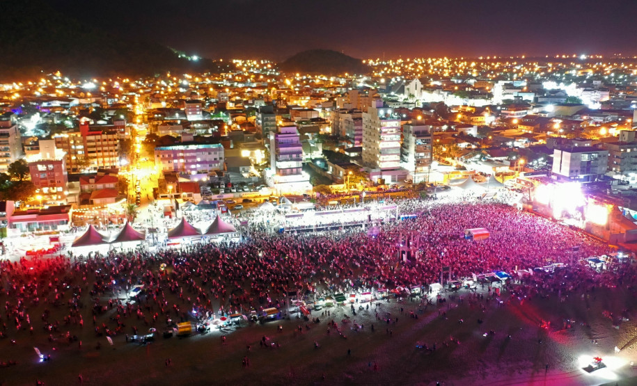 O público vai se despedir dos shows com o axé e o pagode do Grupo Sempre Tem e do Ara Ketu, que se revezam nos palcos.
