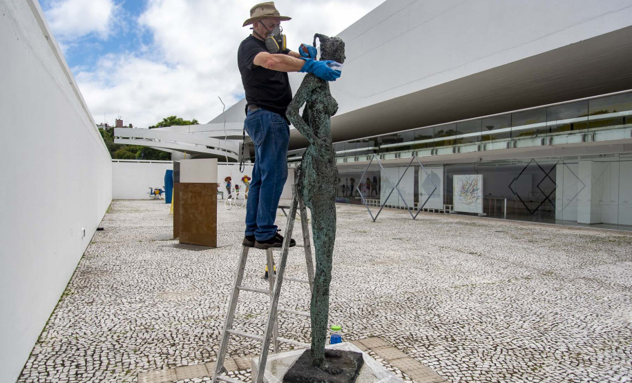 O artista e restaurador Elvo Benito Damo é o responsável pelo trabalho