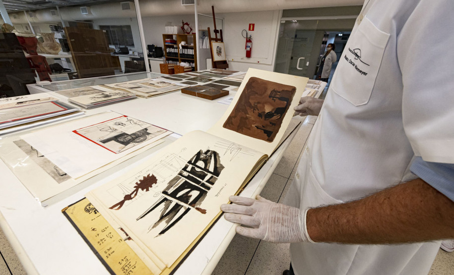 No dia do aniversário de Curitiba, 29 de março – e data de nascimento do artista Poty Lazzarotto –, o MON incorporou, há um ano, a maior coleção já doada à instituição: aproximadamente 4,5 mil obras assinadas por Poty (1924-1998)