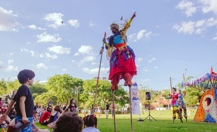 Crianças no Teatro chega a Londrina com o espetáculo “Encontro de Gigantes”