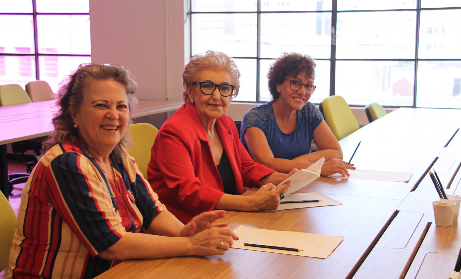 Biblioteca Pública tem programação especial durante o Mês da Mulher - Encontro da Oficina Permanente de Poesia