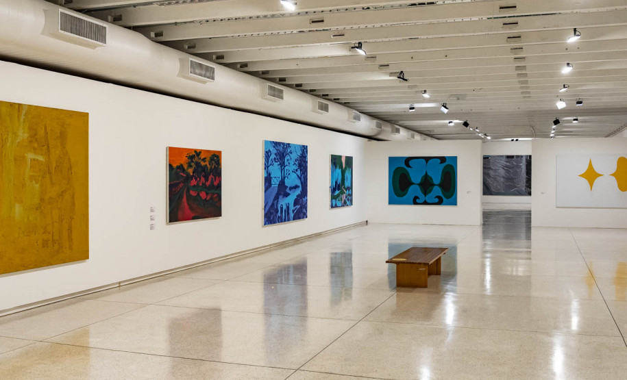 Catálogo do artista Rodrigo Andrade está disponível na MON Loja. Na foto, exposição Pintura e Matéria