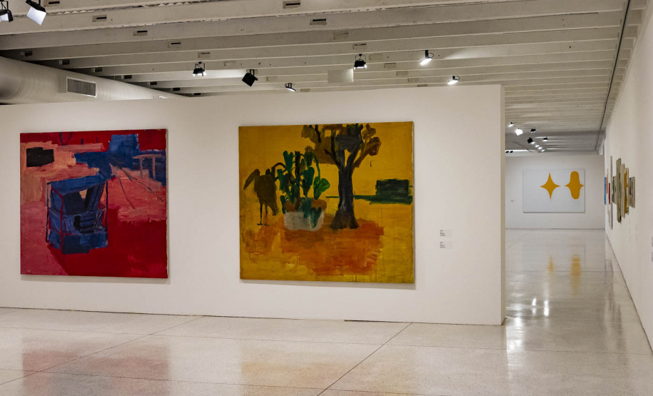 Catálogo do artista Rodrigo Andrade está disponível na MON Loja. Na foto, exposição Pintura e Matéria