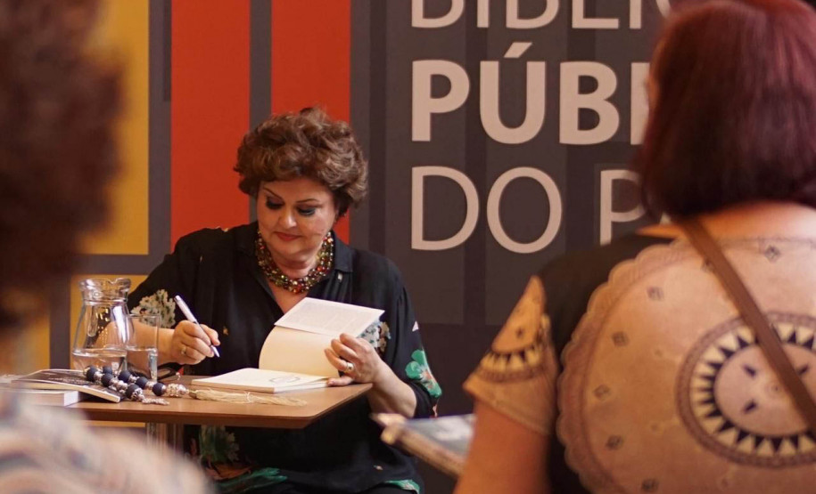 Biblioteca Pública tem programação especial durante o Mês da Mulher - Encontro da Oficina Permanente de Poesia