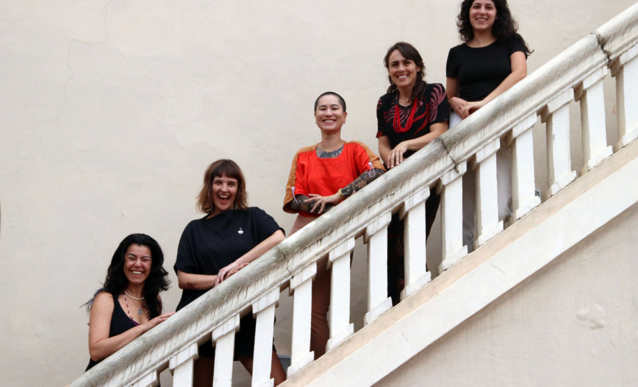 MIS-PR - Mães-artistas Bruna Alcantara, Fernanda Pavão, Janete Anderman, Karla Keiko e Nicole Lima, figuras importantes na cena artística e criativa de Curitiba