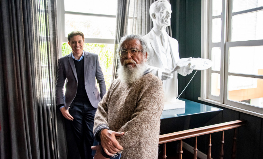 “Bota-fora do Retta” marca despedida do artista da residência na Academia Alfredo Andersen. Na foto, Retta e Luciana Casagrande